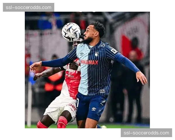 勒阿弗尔球员染红，球队被迫将4-3-3调整为4-4-1铁桶阵