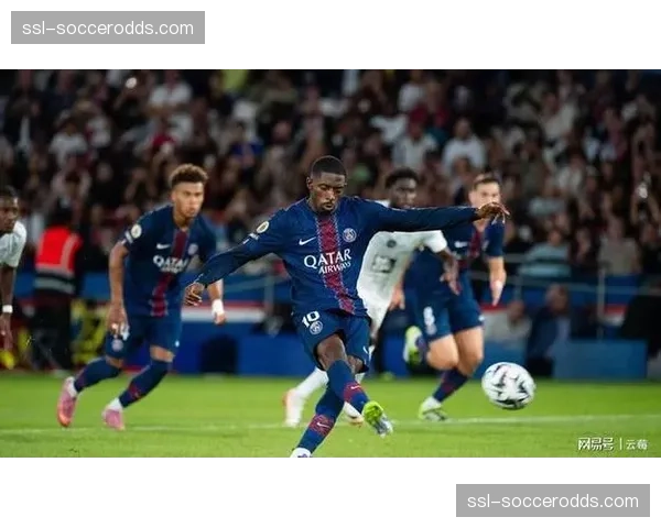 瞬间聚焦：点球罚失后，巴黎球星低头久久未动