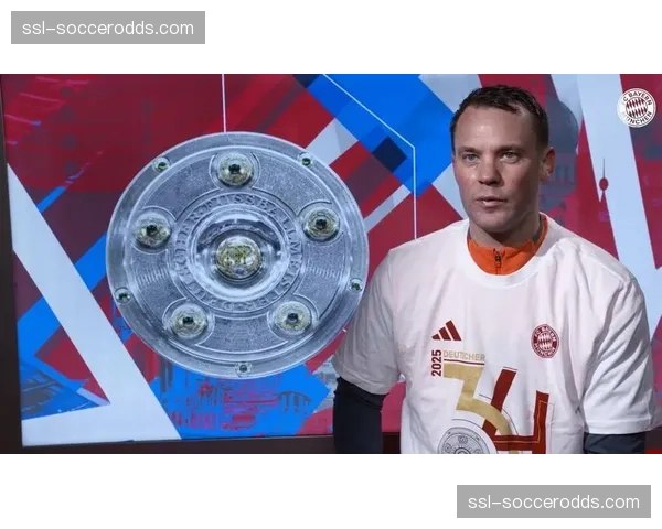 诺伊尔完成德甲500场里程碑，赛后获赠纪念球衣