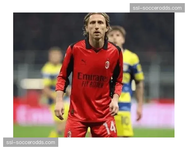 特写：38岁的莫德里奇替补登场后，如何用两次长传调度改变比赛节奏